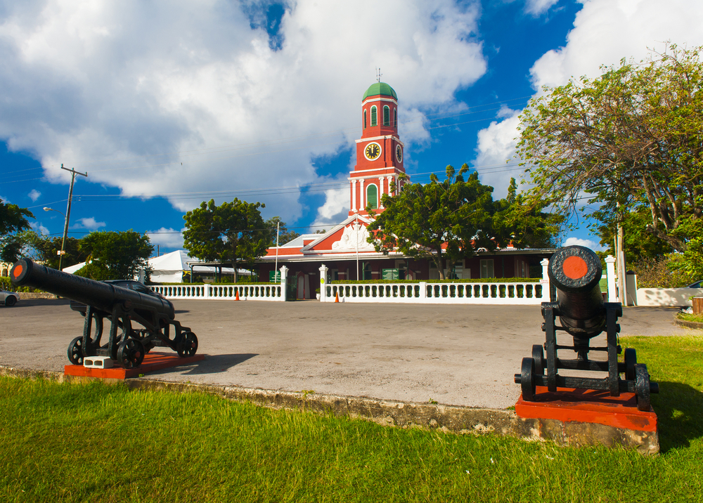 Главная красная башня с часами на Барбадосе