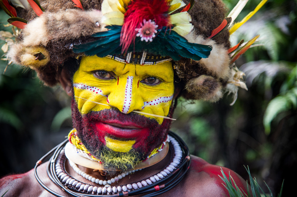 Мужчина племени Хули В Папуа – Новой Гвинее