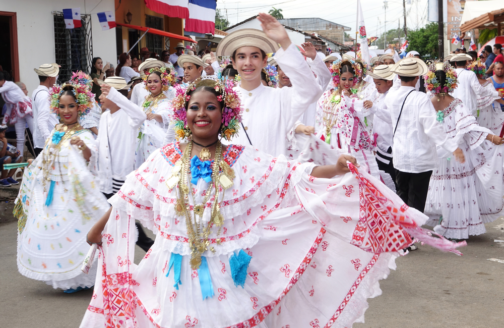 Фольклорный танец в день независимости Панамы в провинции Лос Сантос