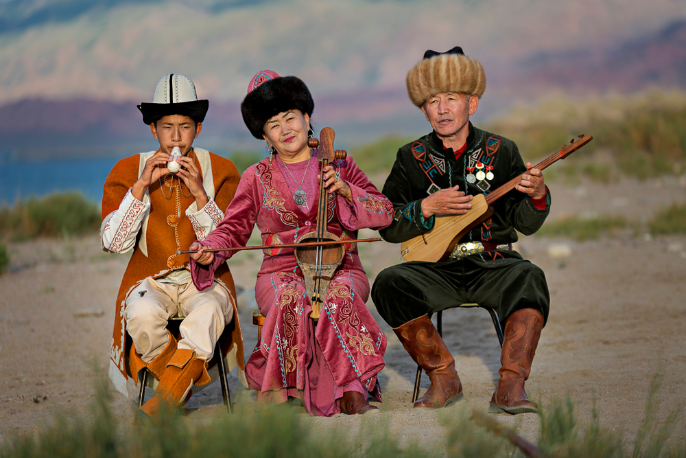 Музыканты на берегу озера Иссык-Куль