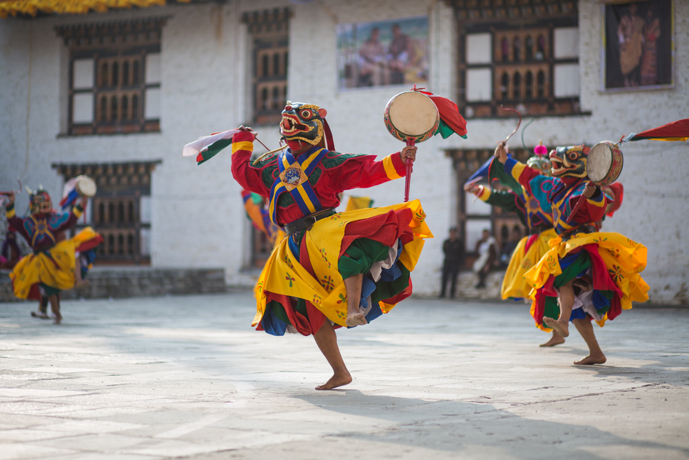 Традиционный танец на улице города Монгар