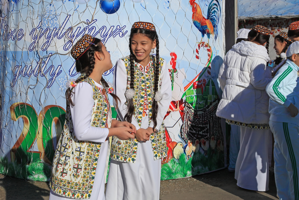Девочки в национальной одежде Туркмении
