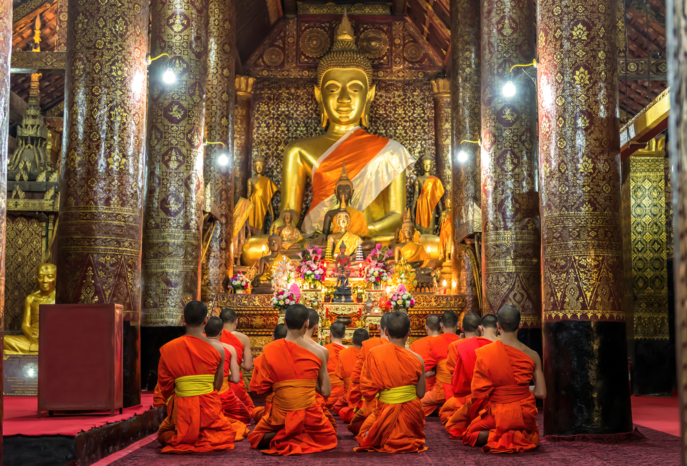 Молящиеся монахи